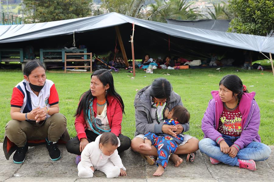 Un grupo de indígenas permanece en una calle de Bogotá (Colombia). Efeagro/Carlos Ortega