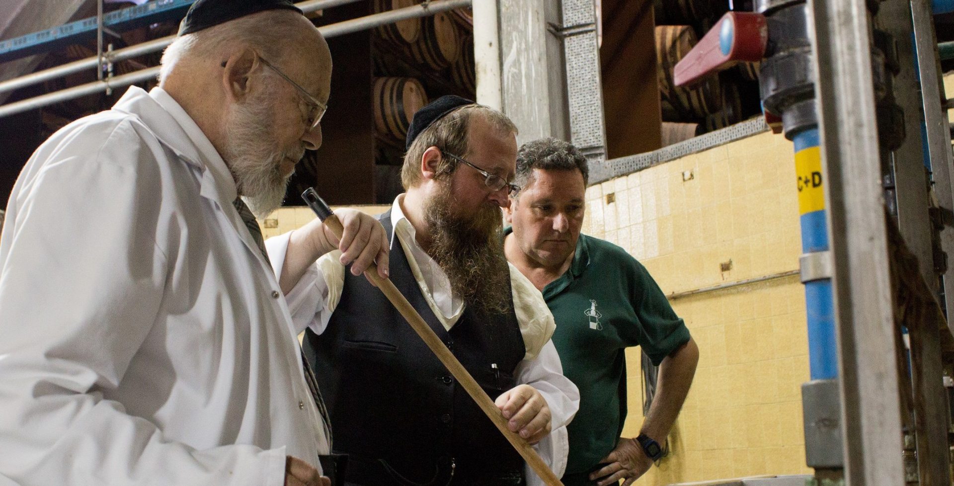 Un rabino supervisa la elaboración de Tìo Pepe. Foto: González Byass