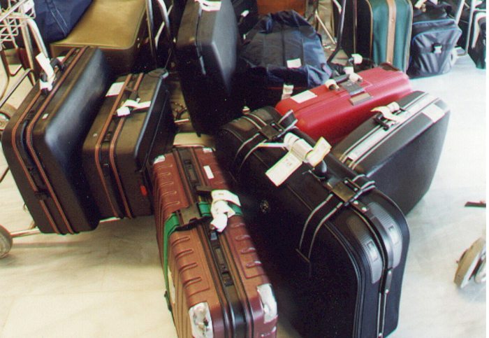 Acumulación de maletas. EFE/Juan Medina