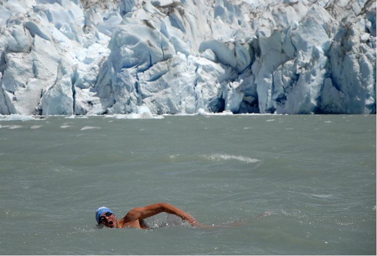 Matías Ola nadando en el Perito Moreno. UNIR EL MUNDO/José Luis Schanzenbach.