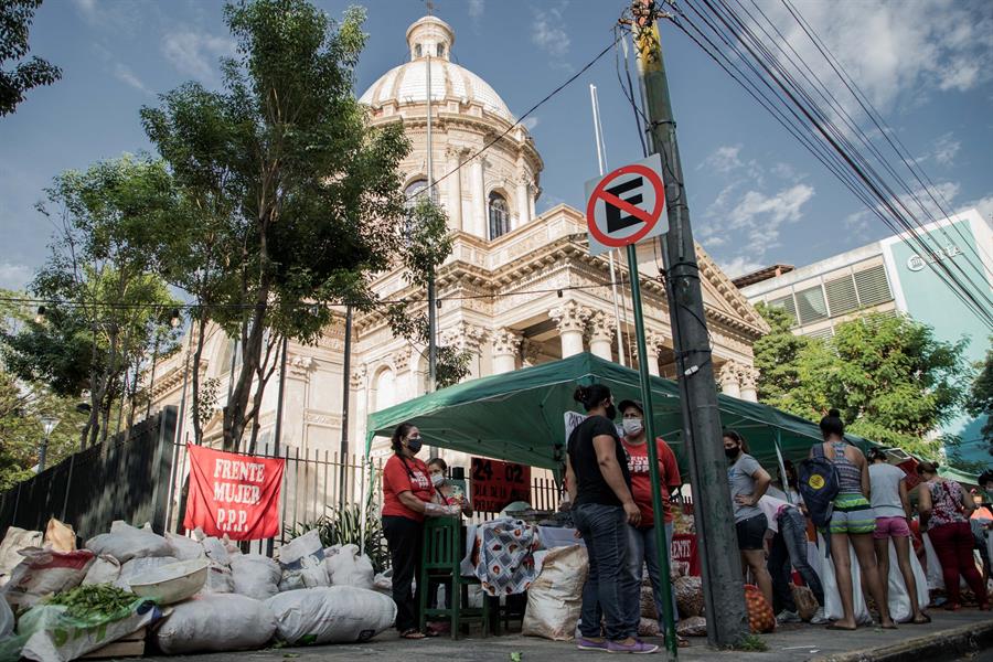 Mujeres del Frente Mujer del Partido Paraguay Pyahura organizan un puesto de donaciones. Efeagro/Nathalia Aguilar