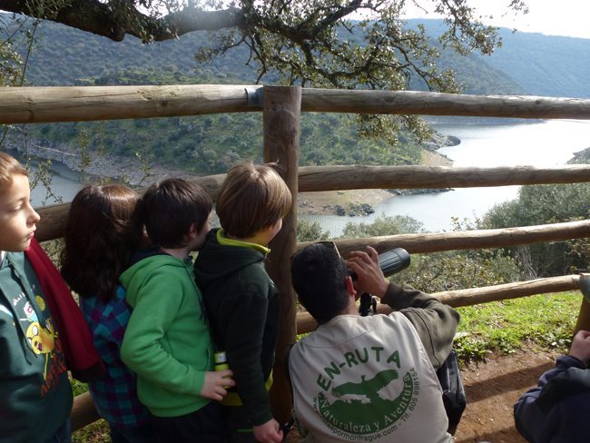 Varios niños observan un río. Foto: Dirección General de Turismo de Extremadura.