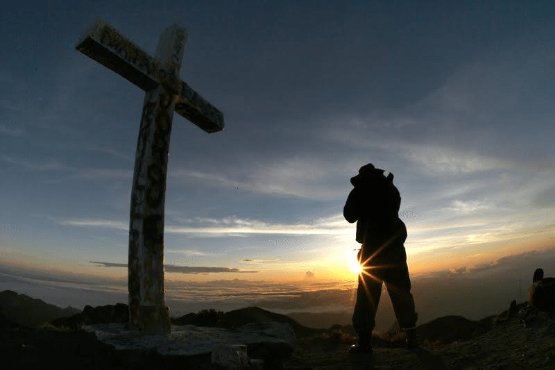 Un turista en la cima del volcán Barú, Panamá. Foto: EFE/Autoridad de Turismo de Panamá