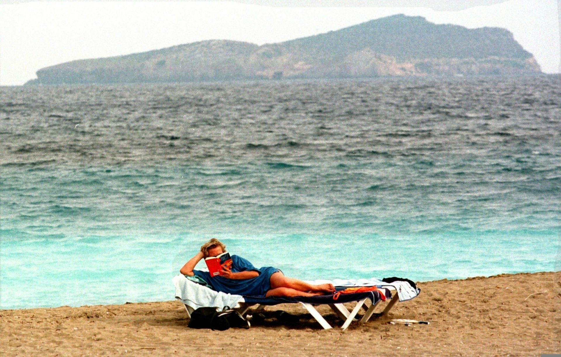 Una mujer descansa en una playa de Ibiza. Foto: EFE