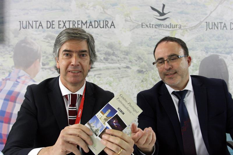 El presidente de Turismo do Centro de Portugal, Pedro Machado (i), y el director general de Turismo de Extremadura, Francisco Martín (d), con el mapa turístico conjunto. Foto: EFE/Carlos García