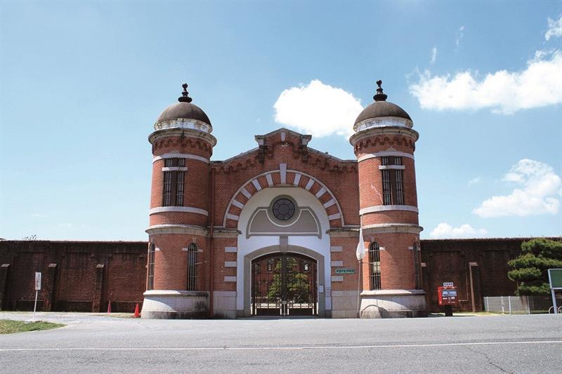 Fotografía cedida por el ayuntamiento de la ciudad de Nara de la entrada de la antigua prisión de la localidad, la más vetusta intacta del archipiélago japonés. El complejo, declarado bien de interés cultural, abrirá sus puertas en 2021 convertido en un hotel de lujo, en un proyecto pionero en el país que busca despojar a la ciudad de su imagen de destino turístico exprés. EFE/Ayuntamiento Nara