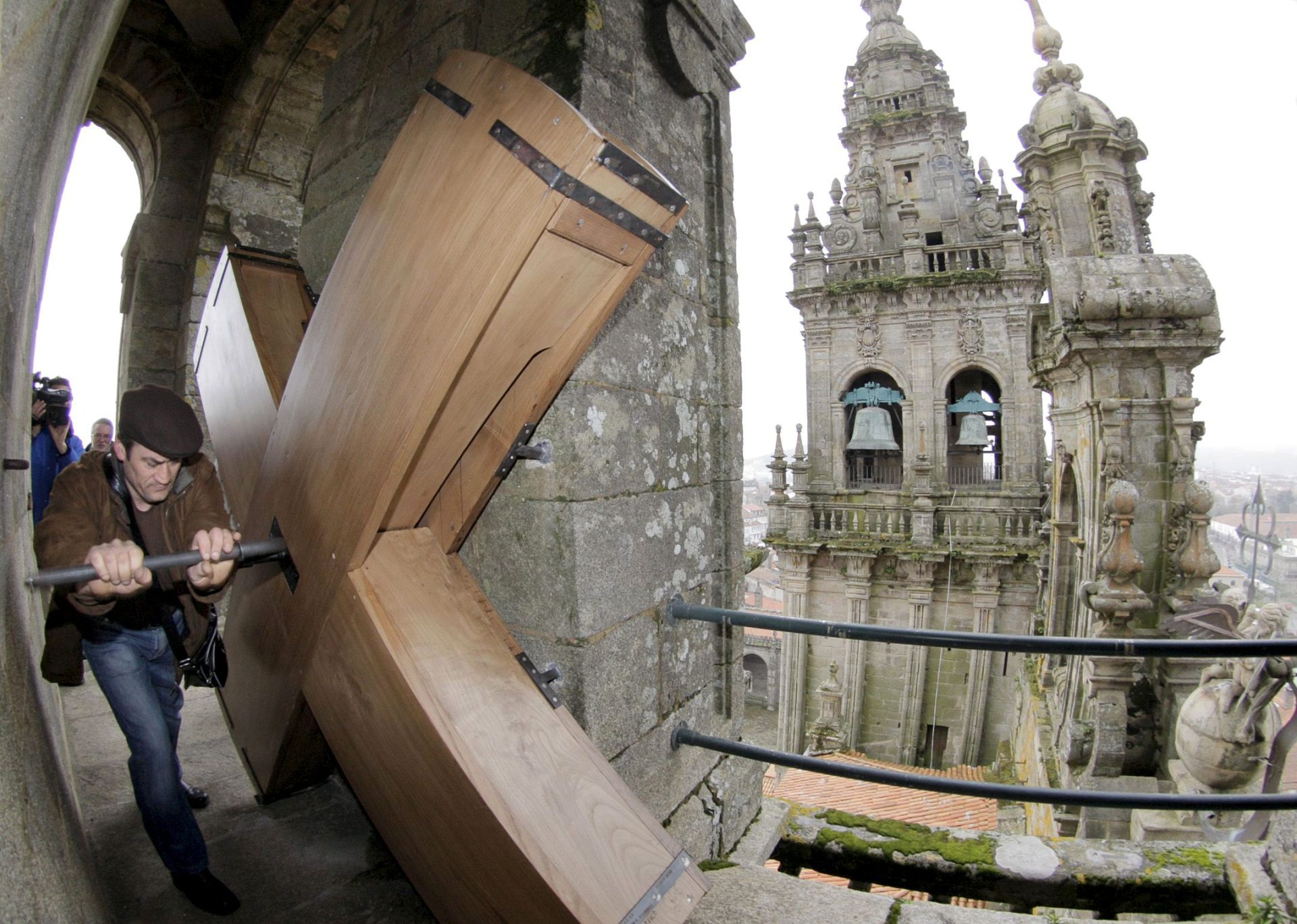Funcionamiento de una réplica de la gran carraca de la torre de la catedral de Santiago de Compostela. Foto: EFE/Lavandeira jr