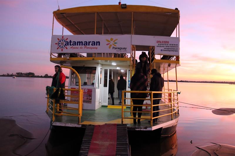 Un barco turístico en el embarcadero de Villa Hayes (Paraguay). Foto: Foto: EFE/Andrés Cristaldo