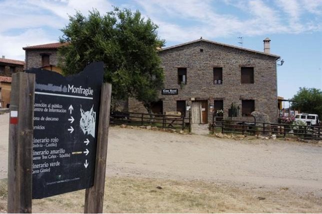 En la imagen casa rural en Villarreal de San Carlos (Cáceres), corazón del Parque Nacional de Monfragüe. EFE / Eduardo Palomo