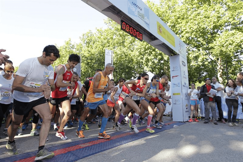 El atleta Chema Martínez , entre otros, al inicio de la I carrera "Hay salida" 2014. Foto: EFE/Zipi