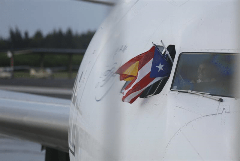 La bandera de Puerto Rico y España ondean desde la cabina del piloto de un avión de Air Europa. Foto: EFE / Thais Lorca.