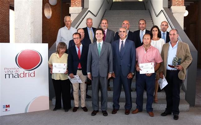 Los premiados, junto al consejero Borja Sarasola. Foto: Comunidad de Madrid