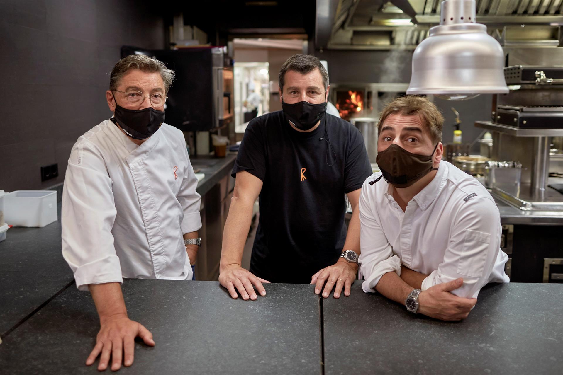 Los hermanos Roca (i-d), Joan, Josep y Jordi, en la cocina de El Celler de Can Roca. Efeagro/David Borrat
