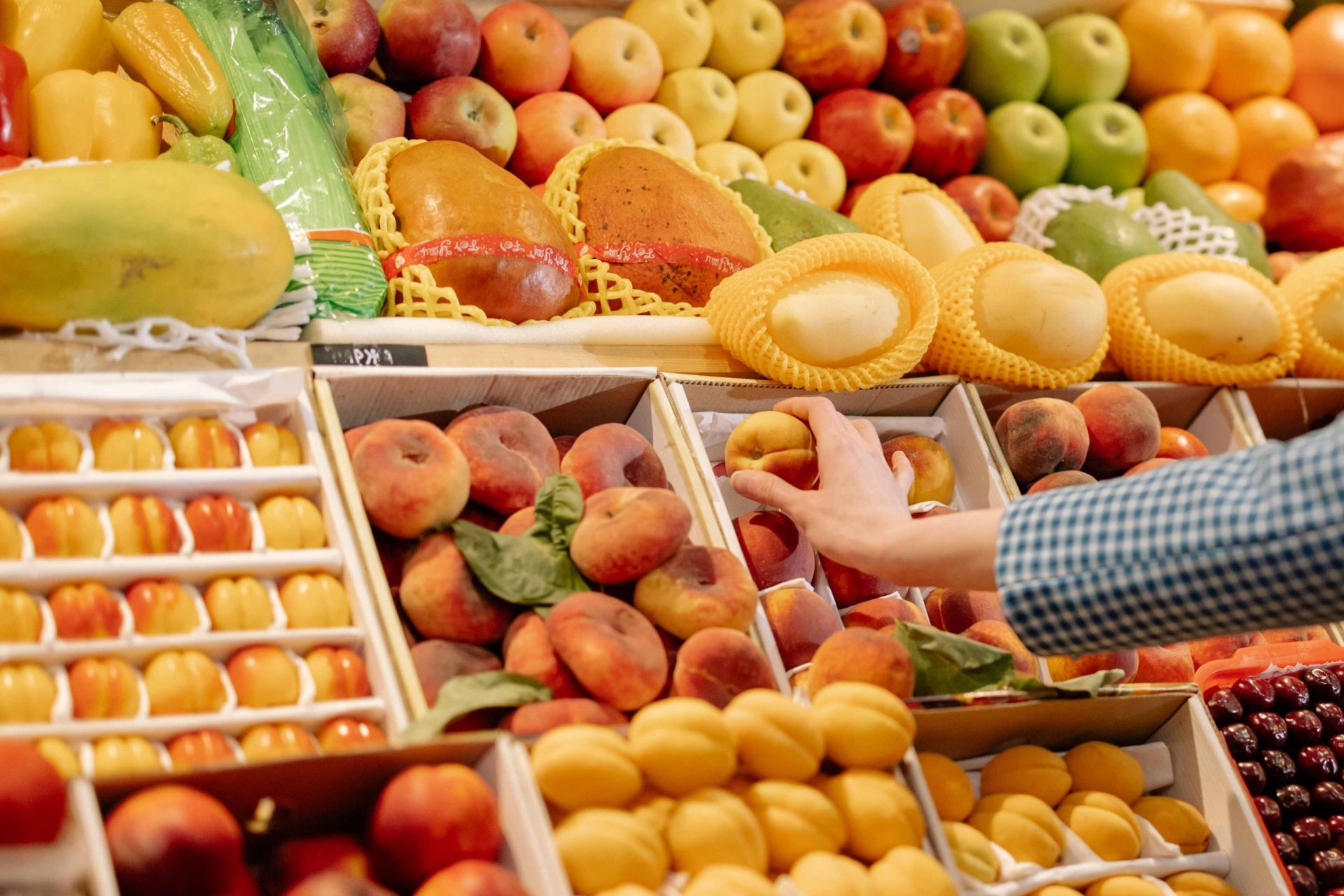 Lineal de fruta en un supermercado. Efeagro