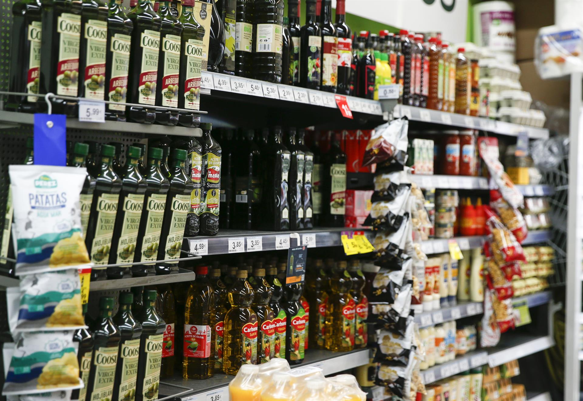 Estanterías con botellas de aceite en un supermercado. Efeagro/Víctor Casado