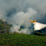 Medios aéreos tratan de apagar un fuego en Ávila. Efeagro/Raúl Sanchidrián