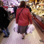 Una mujer lleva bolsas en el Mercado Central de Valencia. Efeagro/Manuel Bruque