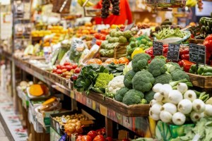 Lineal de verduras y hortalizas en un supermercado. Efeagro