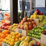Una frutería en un mercado de Madrid. Efeagro/Carlota Ciudad