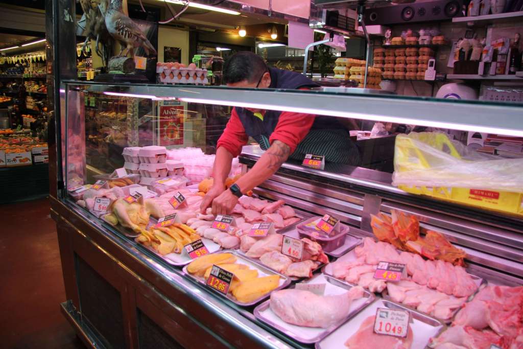 Un puesto de venta de carne de pollo y huevos en un mercado de Madrid. Efeagro/Carlota Ciudad
