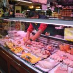 Un puesto de venta de carne de pollo y huevos en un mercado de Madrid. Efeagro/Carlota Ciudad