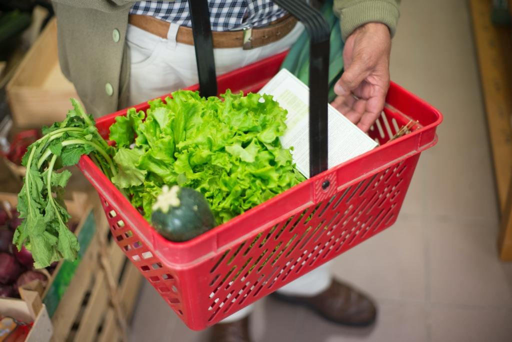 Un hombre haciendo la compra en un supermercado. Efeagro