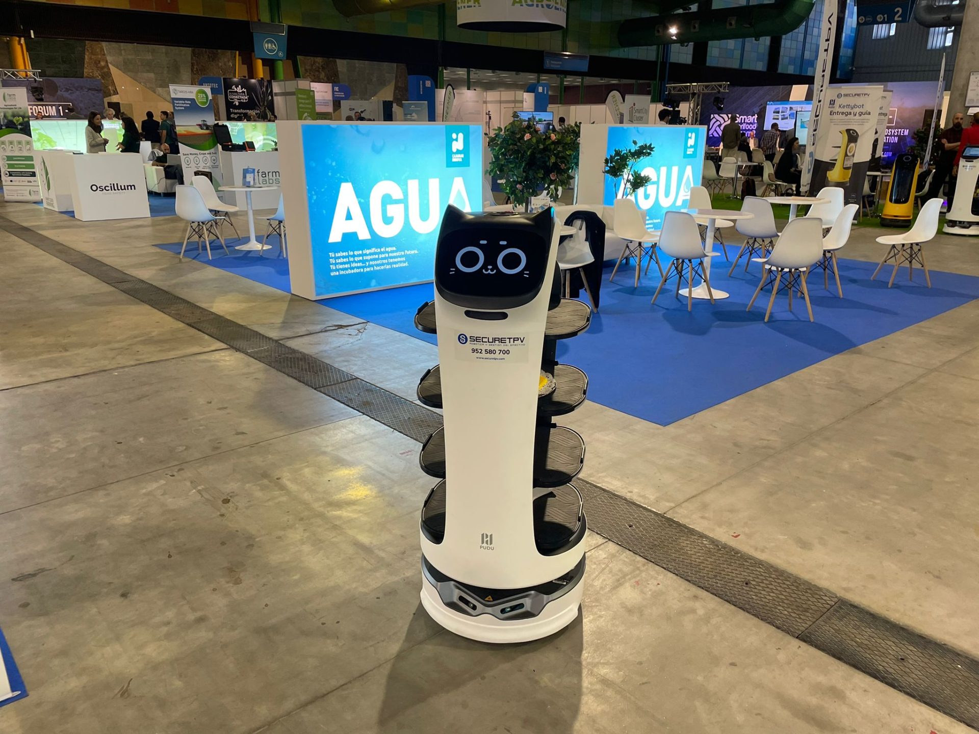 Robot de reparto de comida en la feria de innovación agroalimentaria Smart Agrifood Summit 2022. Efeagro/Laura Cristóbal
