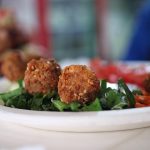 Imagen de un plato vegano con albóndigas de base vegetal. Efeagro Archivo/ Sáshenka Gutiérrez