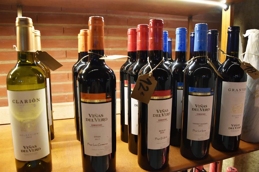 Diferentes marcas de vino de Denominación de Origen Somontano en Barbastro (Huesca). Efeagro/Juana Benet