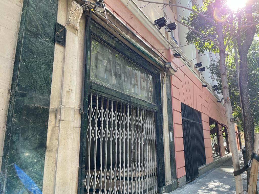 Imagen de la farmacia cerrada por la que presuntamente los asaltantes han entrado al restaurante Coque en Madrid. Efeagro/Rubén Figueroa