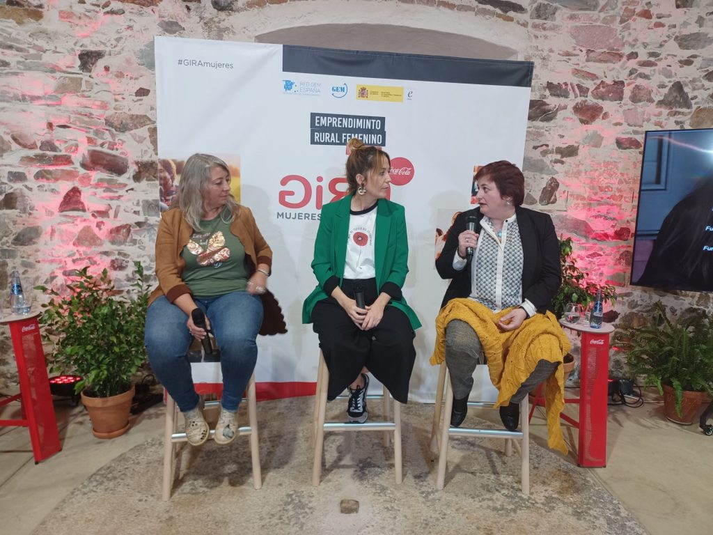 Tres participantes del programa GIRA Mujeres reunidas en Arroyomolinos de León (Huelva). Efeagro/Belén Delgado