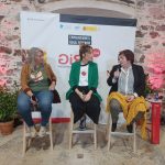 Tres participantes del programa GIRA Mujeres reunidas en Arroyomolinos de León (Huelva). Efeagro/Belén Delgado