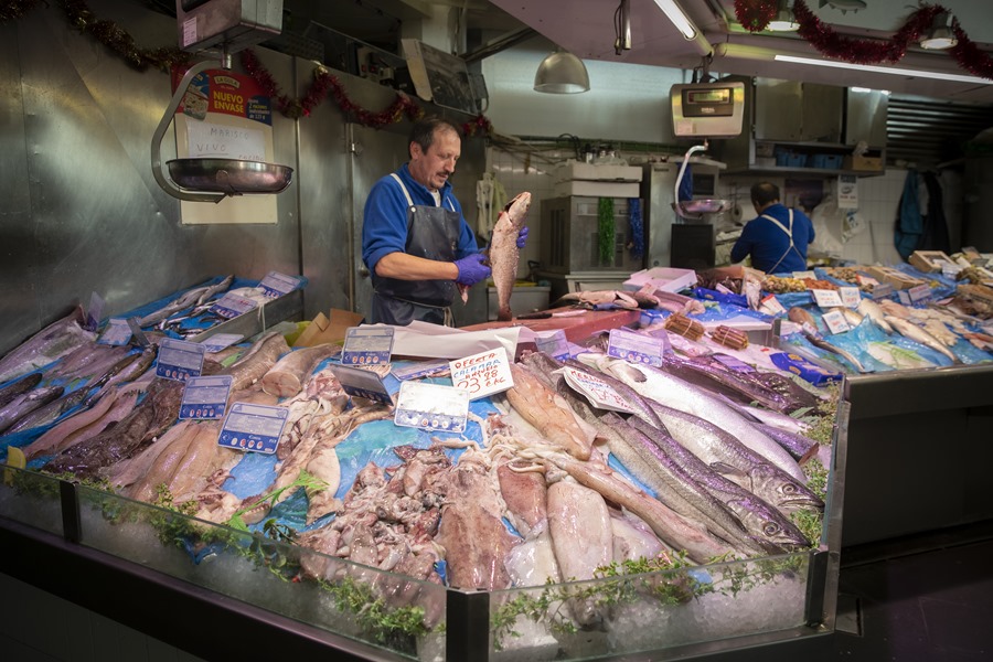 Aspecto que presenta uno de los puestos de venta de pescados y mariscos en el mercado del Ensanche de Pamplona. Efeagro/Villar López