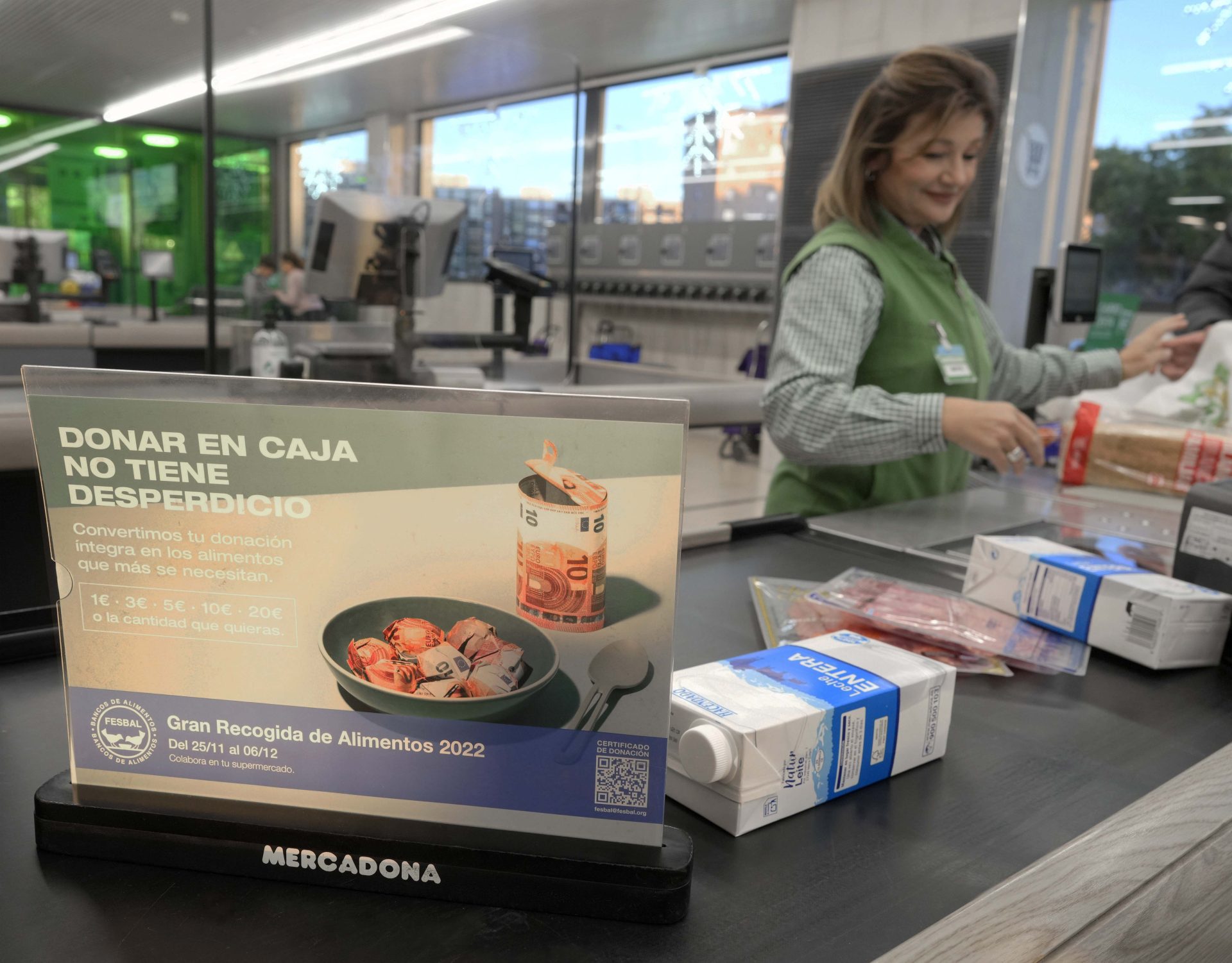 Línea de caja en una tienda de Mercadona durante la Gran Recogida de Alimentos. Fotografía cedida por la compañía