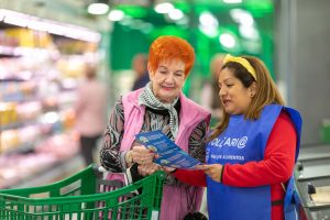 Voluntaria en una tienda de Mercadona durante la Gran Recogida de Alimentos. Fotografía cedida por la compañía