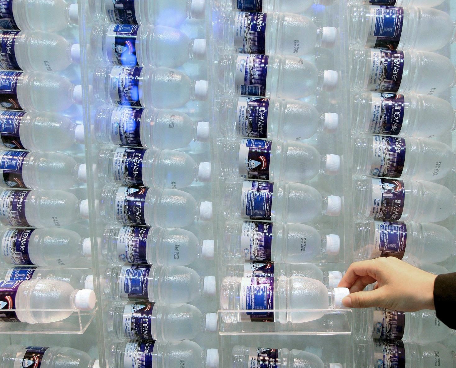 Un conjunto de botellas de agua de plástico. Efeagro/How Hwee Young
