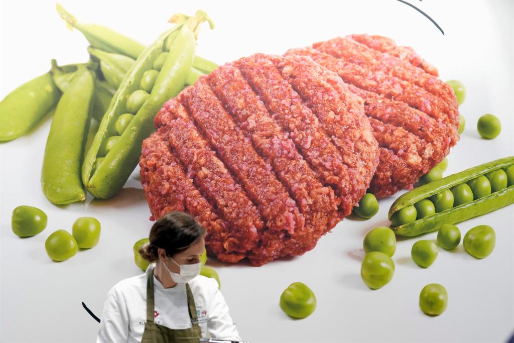 Una cocinera realiza una demostración de cocinado con hamburguesas de proteína vegetal. Efeagro/Alejandro Garcia