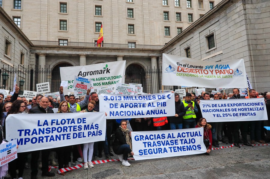 Un momento de la concentración de regantes y agricultores de Alicante, Murcia y Almería en Madrid. EFE/ Fernando Alvarado