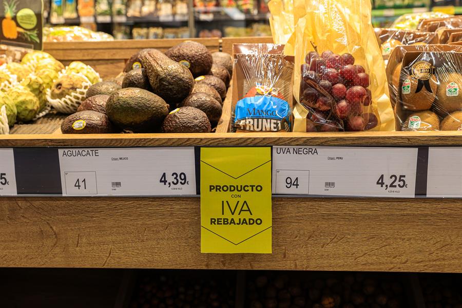 Nueva etiqueta de precio en un supermercado tras la rebaja del IVA. Efeagro/Zipi Aragón