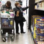 En la imagen, varias personas hacen la compra en un supermercado de Madrid. EFE/Eduardo Oyana