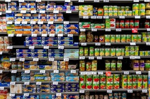 Latas de conserva en un supermercado de Toledo. Efeagro/Ismael Herrero