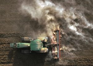 Un tractor prepara las tierras para un posterior cultivo en Navarra. Efeagro/Jesús Diges