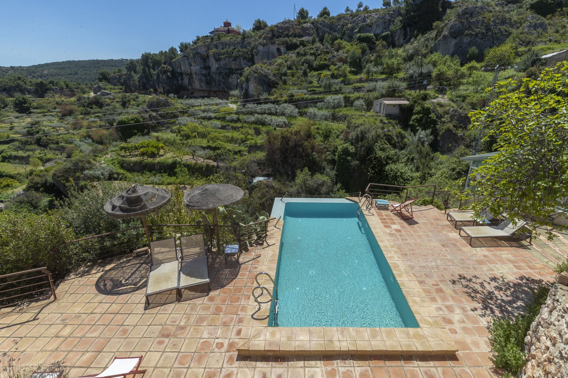 Vista de la piscina de un hotel rural. EFE/Marcial Guillén/Archivo
