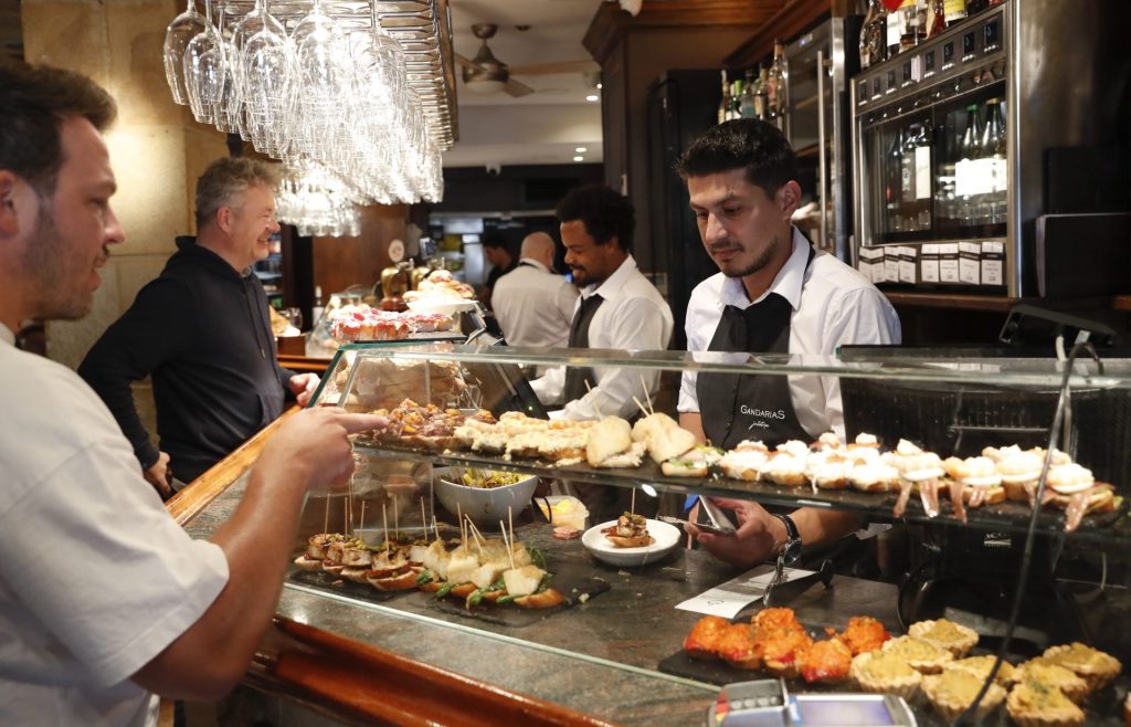 Camareros en un bar de San Sebastián. Efeagro/Juan Herrero