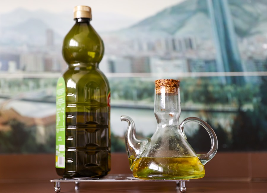 Una botella y una aceitera con aceite de oliva virgen. Efeagro/Luis Tejido