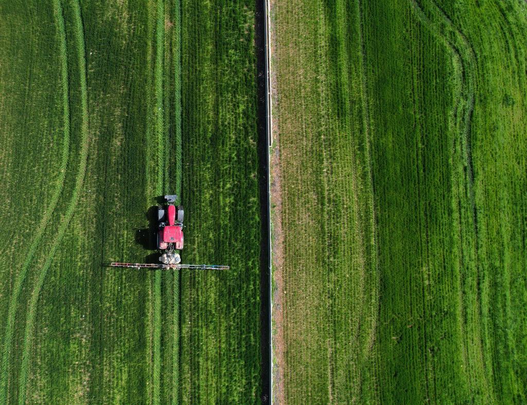 Un tractor fumiga varias parcelas de terreno en Navarra. Efeagro/Jesús Diges