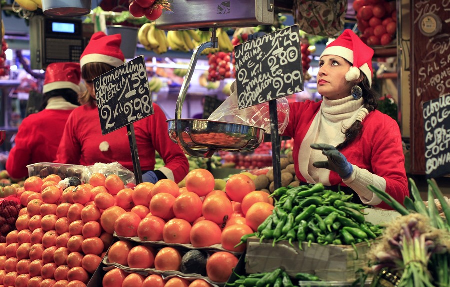 Compras en una frutería del Mercado de la Boquería de Barcelona para la cena de Nochebuena y la comida de Navidad. Efeagro/Toni Albir