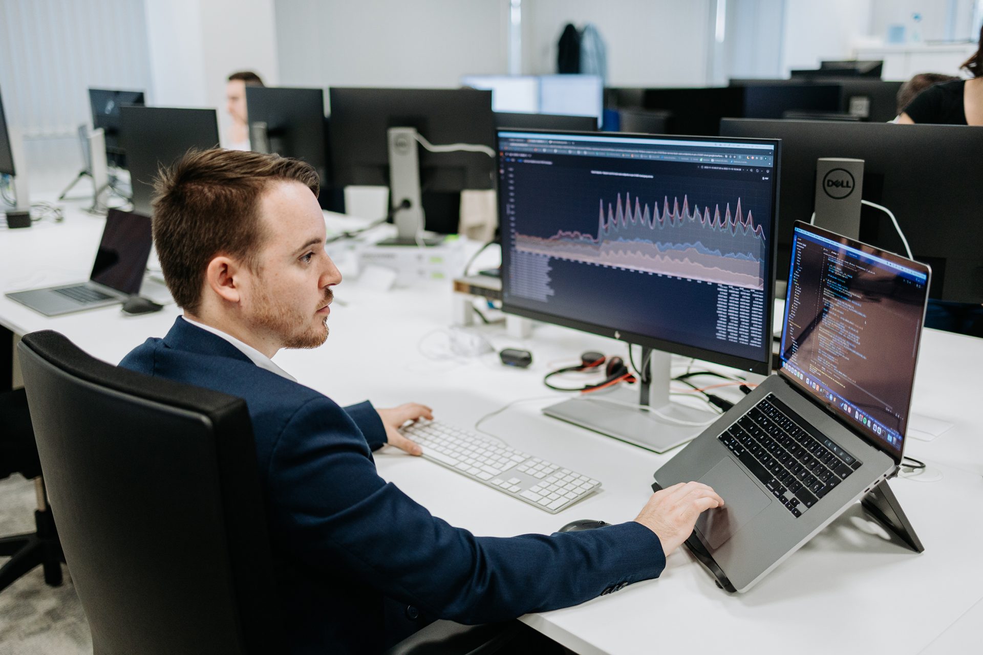 Un informático en instalaciones de Mercadona. Efeagro/Mercadona