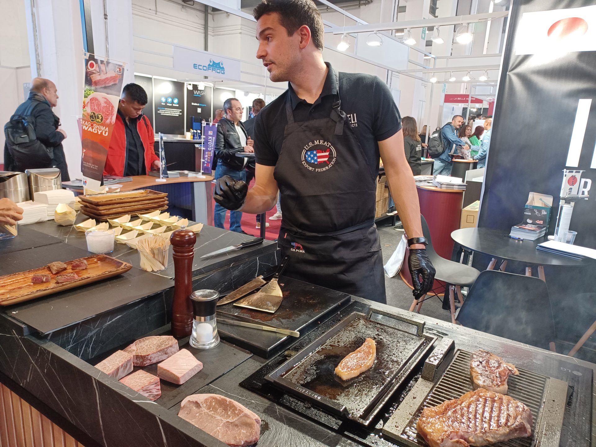 Un chef cocina carnes a la parrilla en la edición 2023 de Gastronomic Forum Barcelona. Efeagro/Belén Delgado