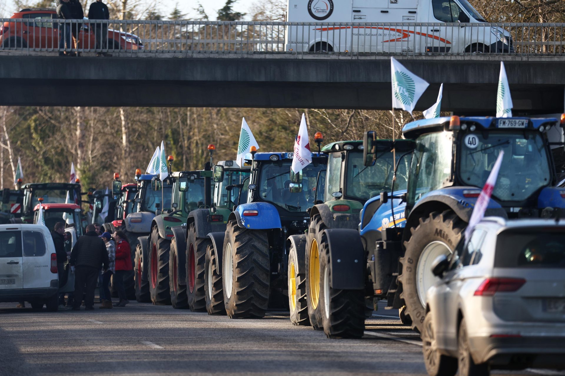 Docenas de tractores bloquean una carretera cerca de Ableiges, al norte de París en enero de 2024. Efeagro/Mohammed Badra